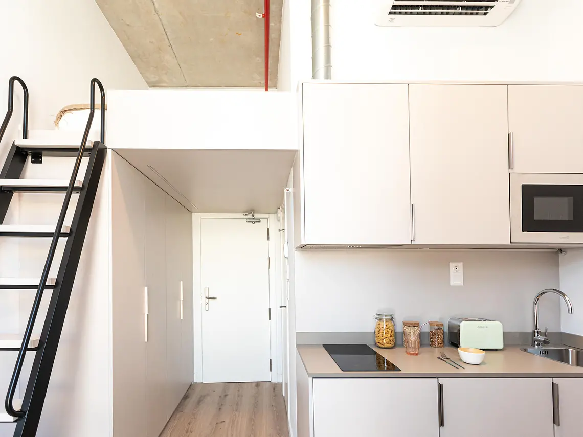 Single with Plus Kitchen and Terrace in Seville 5